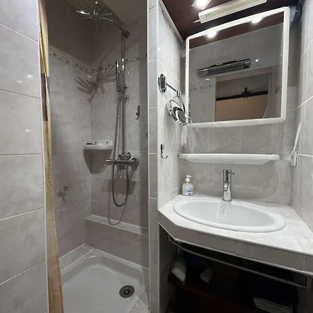 Apartment T2 Climatise Avec Terrasse, - Fr-1-308-54 Le Lavandou
